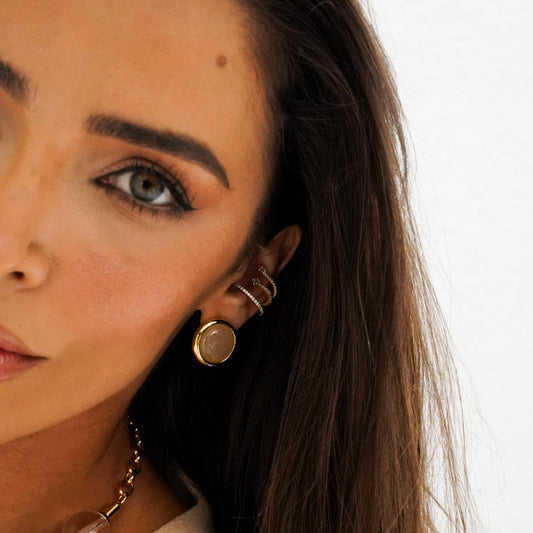 Brinco Redondo Entorno Liso com Pedra Creme Dourado