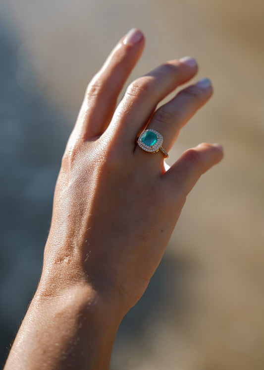 Anel Quadrado Turmalina com Entorno Cravejado Dourado