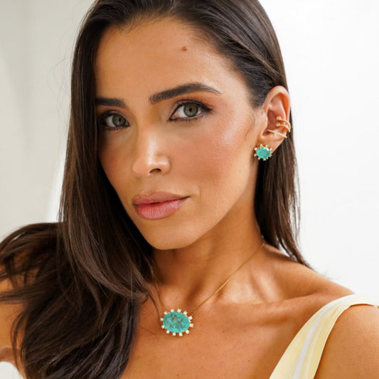 Colar com Pingente Oval Esmeralda Colombiana Cravejado Dourado