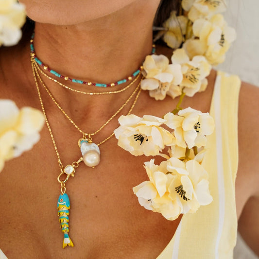 Colar Longo Canutilhos com Pingente Peixe Colorido Dourado