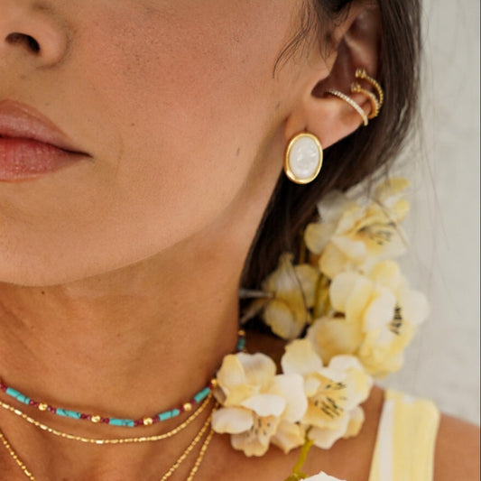 Brinco Oval Resina Cintilante Dourado