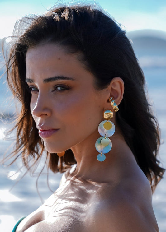 Brinco Dourado Longo com Madrepérola