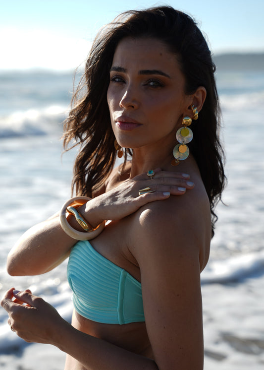 Brinco Dourado Longo com Madrepérola