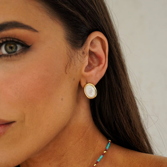 Brinco Oval Resina Cintilante Dourado