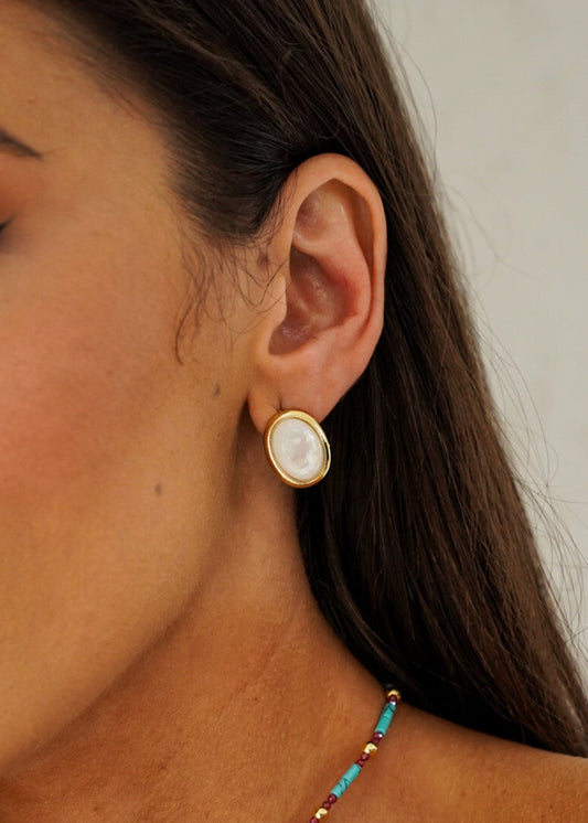 Brinco Oval Resina Cintilante Dourado