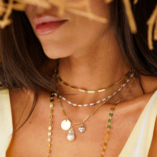 Colar Triplo Plaquinhas Trabalhadas, Corrente de Pérolas e Pingentes Coração, Medalha e Pérola Natural Dourado