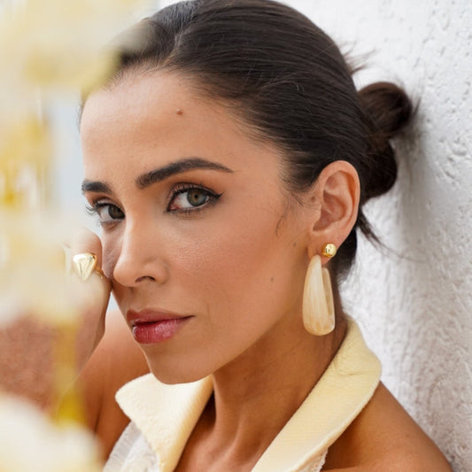 Brinco Dupla Resina Creme com Esfera Lisa Dourado