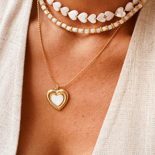 Colar Dupla Choker Ovais e Esferas com Corrente Maior de Esferas e Pingente de Coração Madrepérola Dourado