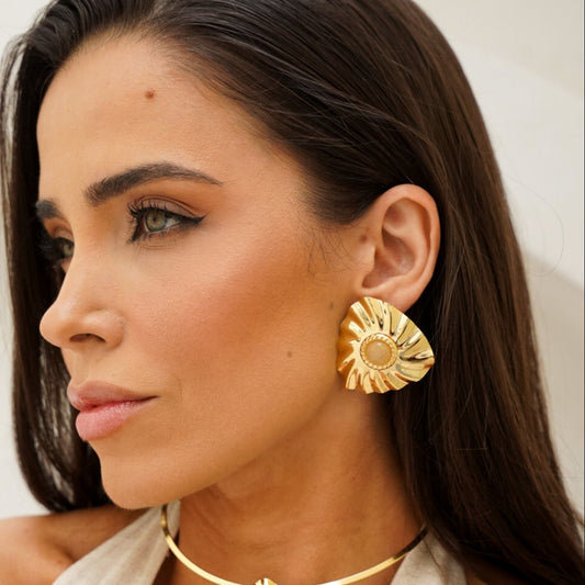 Brinco Triangular Ondulado com Pedra Creme Dourado