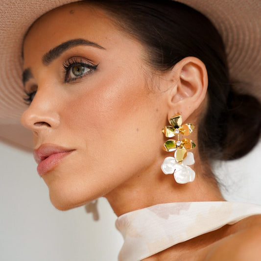 Brinco Flor Articulada Pétalas Lisas com Detalhe Resina Branca Dourado