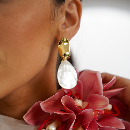 Brinco Peça Alongada Lisa com Gota Madrepérola Dourado