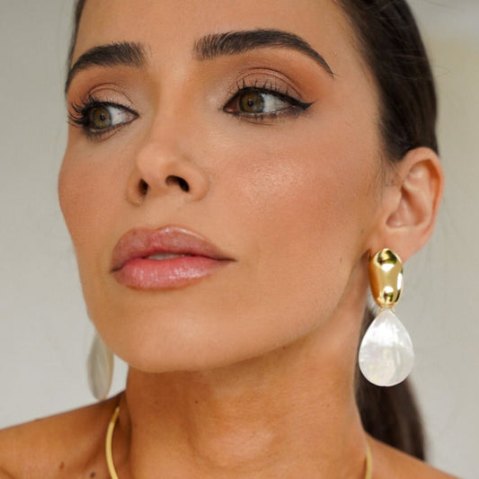 Brinco Peça Alongada Lisa com Gota Madrepérola Dourado