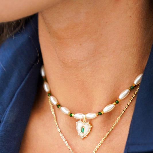 Colar de Pérolas com Cristais Verdes, Canutilhos e Pingente de Coração Dourado