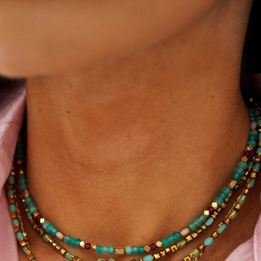 Colar Cristais Turquesa com Detalhes em Branco e Vinho Dourado