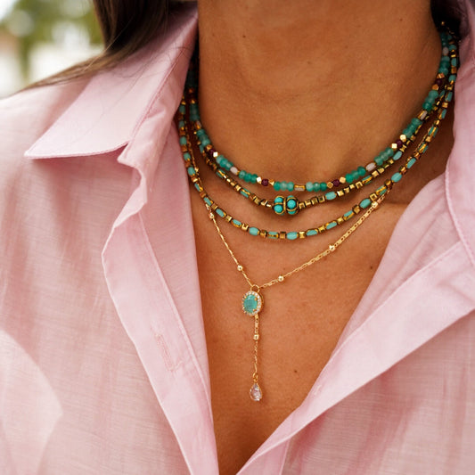 Colar Dupla Choker Cristais Turquesa e Dourado, Colar Gravatinha Corrente Trabalhada com Oval Esmeralda Colombiana Doura