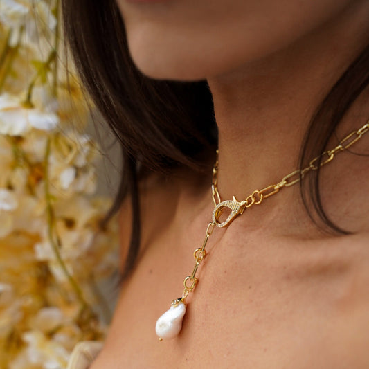 Colar Gravatinha Elos com Fecho Cravejado e Pérola Dourado