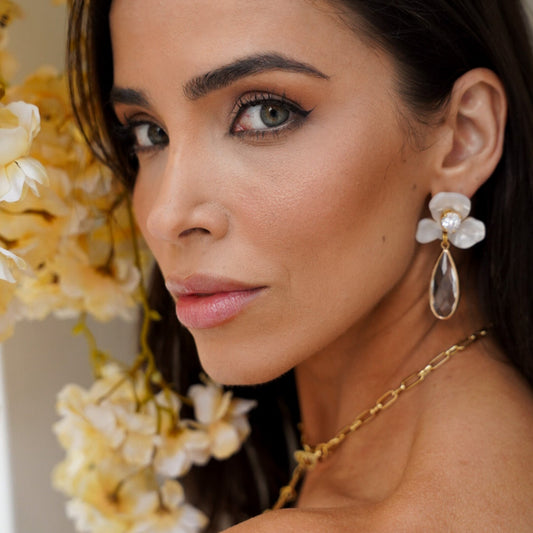 Brinco Flor Resina Branca Perolada com Gota Cristal Pendurada Dourado