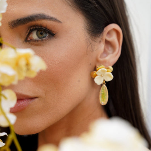 Brinco Flor Lisa com Peça Creme Resinada e Gota Furta-Cor Pendurada Dourado