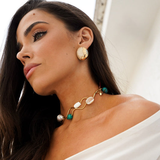 Colar Longo Ondas Articuladas com Pedras Turquesa, Gotas em Cristal e Esferas Texturizadas Dourado