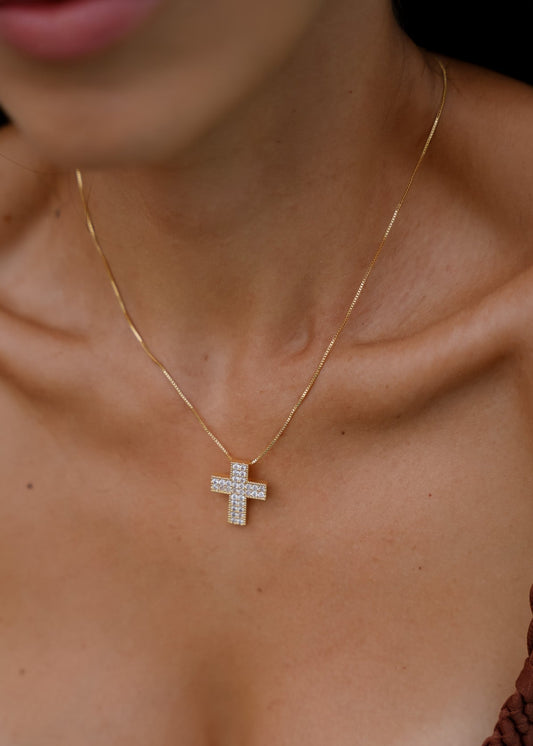 Colar Dourado com Cruz Cravejada