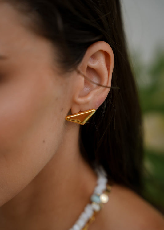 Brinco Triangular Alto Liso Dourado