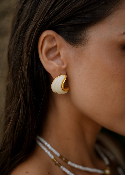 Brinco Meia Lua Ondas Creme/Rosa Dourado