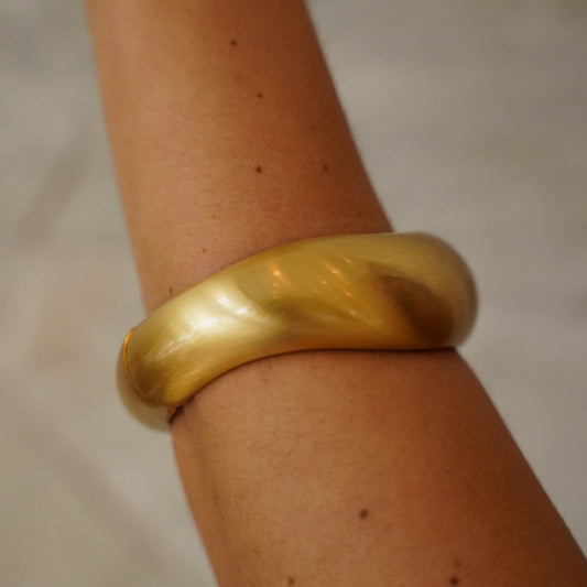 Pulseira Bracelete Ondulado Escovado Dourado