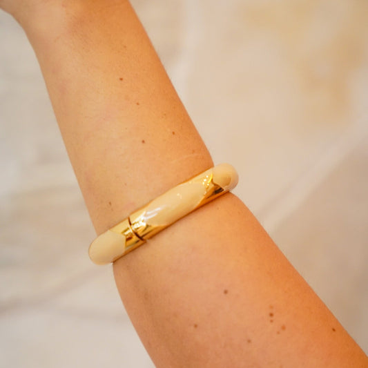 Pulseira Bracelete Detalhe Esmaltado Creme Dourado