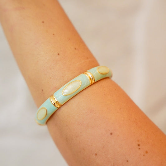 Pulseira Bracelete Turquesa/Branco com Detalhe Cintilante Dourado