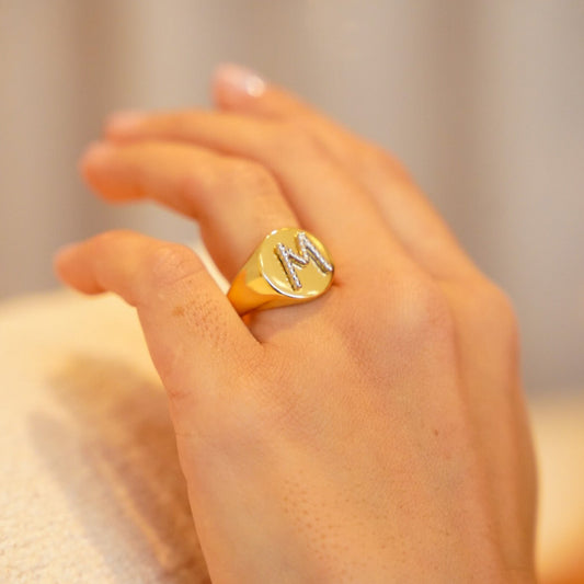 Anel Letra M Prateado com Dourado