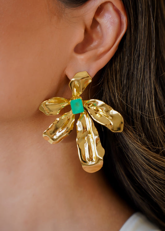 Brinco Flor Dourada com Pedra Verde