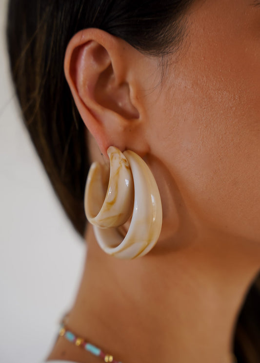 Brinco Argolas Duplas em Resina Marmorizada Off White