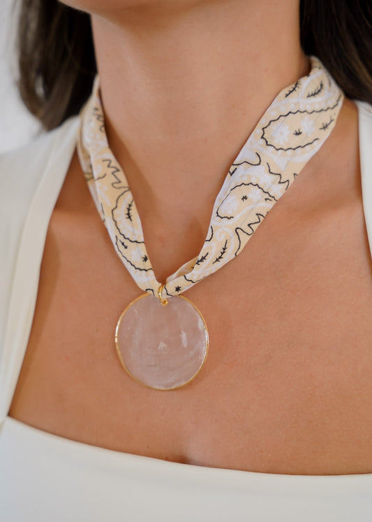 Colar com Bandana e Pingente Natural