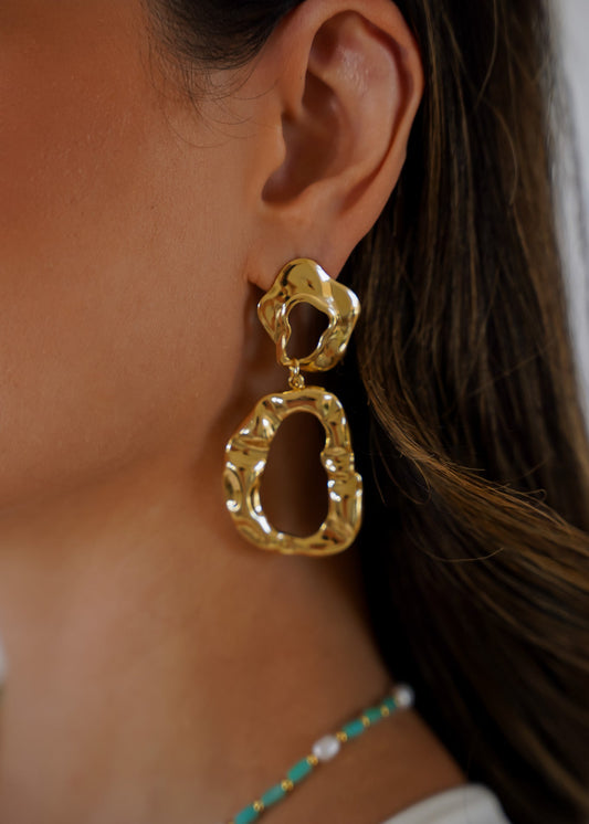 Brinco Dourado Escultural Duplo