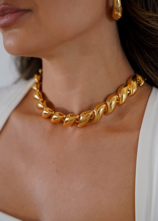 Colar Dourado Elos Esculturais