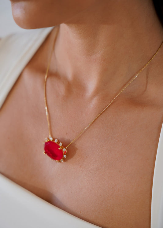 Colar com Pingente Oval Rosa e Cravejado Dourado