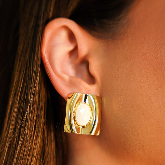 Brinco Quadrado Orgânico com Pedra Branca Central