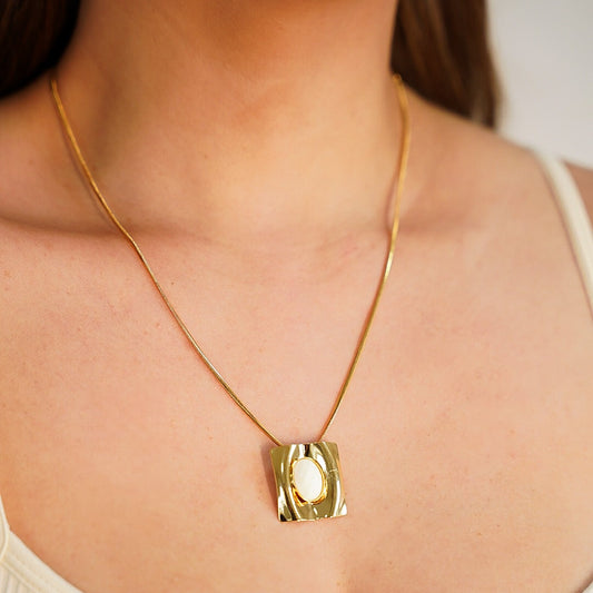 Colar Quadrado Orgânico com Pedra Branca Central