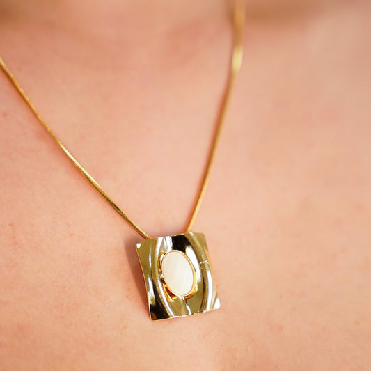 Colar Quadrado Orgânico com Pedra Branca Central
