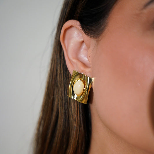 Brinco Quadrado Orgânico com Pedra Creme Central