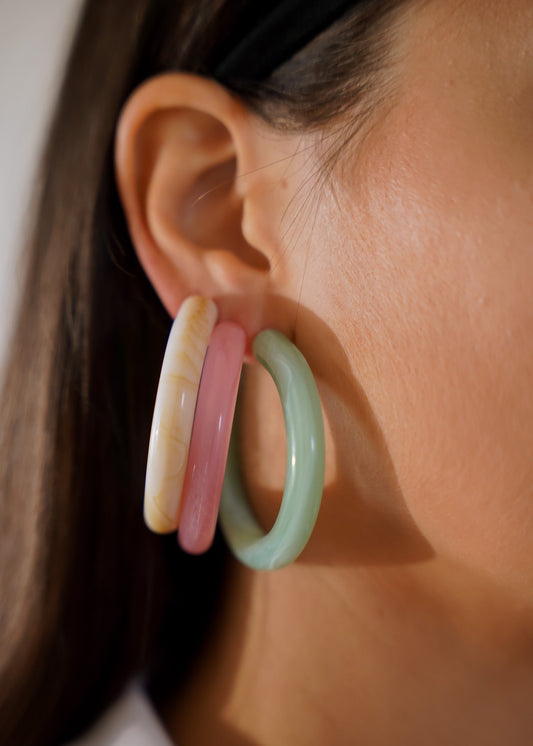 Brinco Trio Argolas em Resina Multicolor