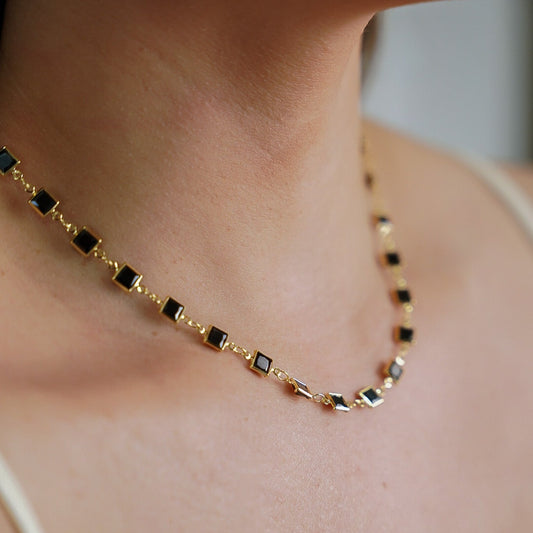 Colar Choker Cristais Quadrados Pretos Dourado