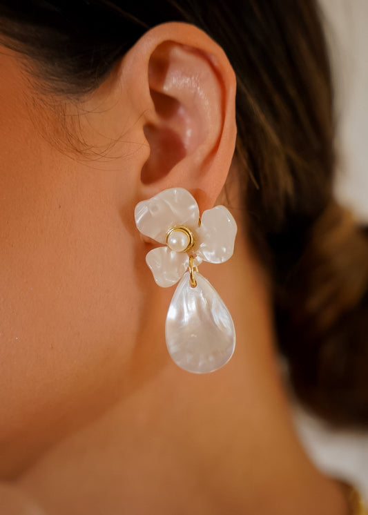 Brinco Flor com Gota Madreperolada