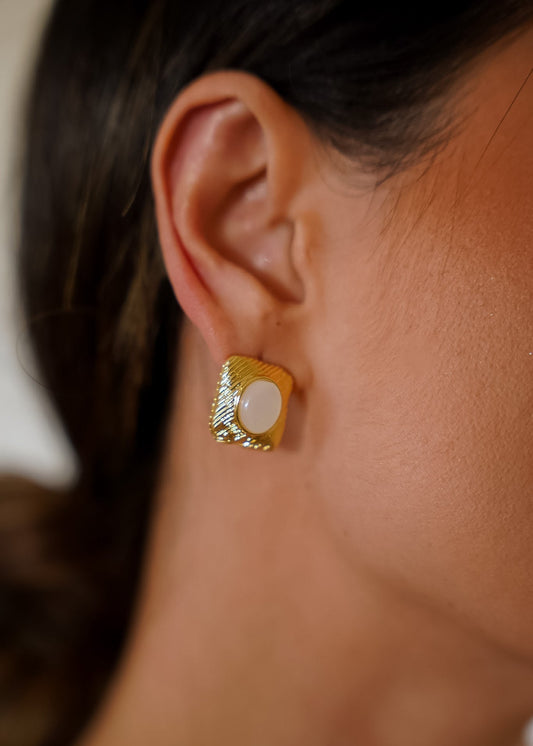 Brinco Quadrado Texturizado com Pedra Central