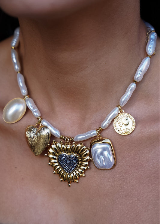 Colar Dourado com Pérolas e Mix de Pingentes