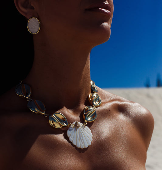 Colar com Pingente de Concha e Detalhes Dourado