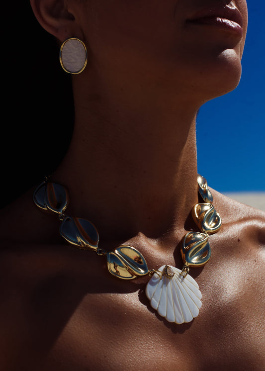 Colar com Pingente de Concha e Detalhes Dourado