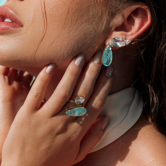 Anel Regulável Gota Esmeralda Colombiana e Gota Cristal Dourado