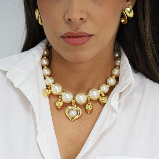 Colar Maxi Pérolas Esferas e Coração Dourado