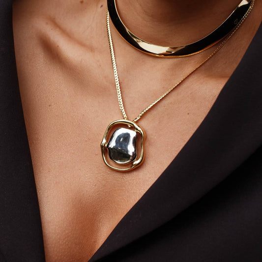 Colar Corrente Malha com Pingente Orgânico Dourado e Prateado